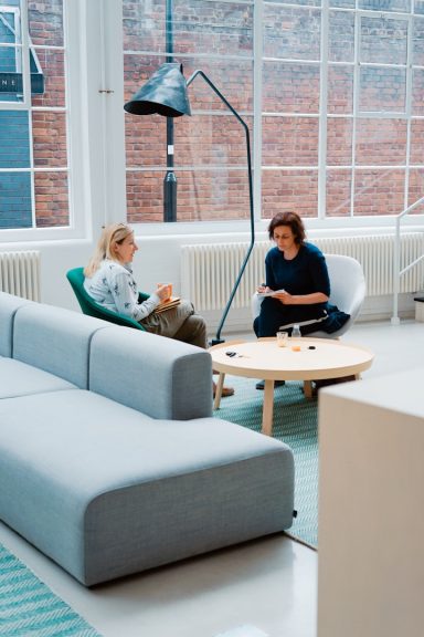 SeeYourSoul - Authentisches Coaching, Gespräch in modernem, lichvollen Büro für Führungskräfte