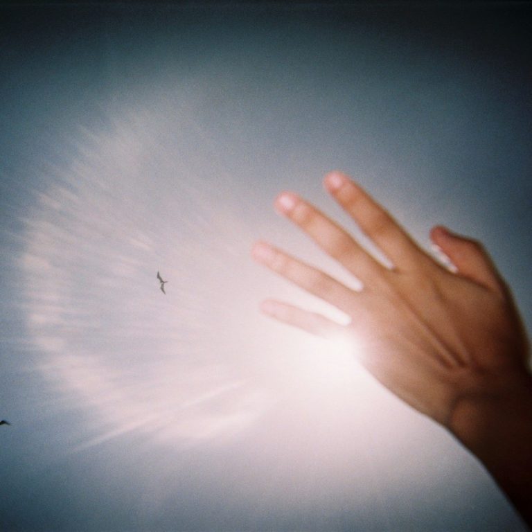 SeeYourSoul - Energetische Arbeit und Medialität: Verbindung von Energie und Wahrnehmung durch eine geöffnete Hand im Licht