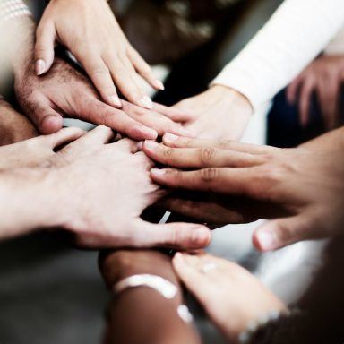 SeeYourSoul - Gestapelte Hände eines diversen Teams für Synergie, Zusammenarbeit und kollektive Stärke